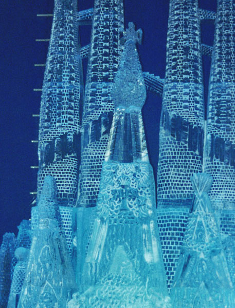 Intricate ice cathedral by Max Zuleta, Bruges Belgium, 2000. “Cathedral de la Sagrada Familia” detail. Photo by Diego Zuleta.